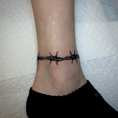 Ankle Band Tattoo, Barbed Wire Tattoo, Meaningful Tattoos For Men, Tattoo Perna, Wire Tattoo, Tattoo Pierna, Grace Tattoos, Barbed Wire Tattoos, Thumb Tattoos