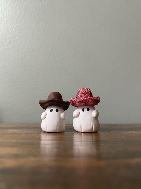 A tiny cowboy pocket ghost to travel with you on all your spooky season adventures. - hand sculpted with white polymer clay - hand sculpted cowboy hat - 1 inch tall - 3/4" wide *Purchase is for 1 ghost* Handcrafted in a tiny Maryland studio. All items from Smoke & Salt are made in small batches Cute Ghost Clay Art, Mini Modeling Clay Ideas, Clay Crafts Ghost, Clay Art Harry Potter, Polymer Clay Ghosts, Mini Clay Figures Easy, Clay Gift Ideas For Men, Polymer Clay Spooky, Mini Clay Sculptures Easy