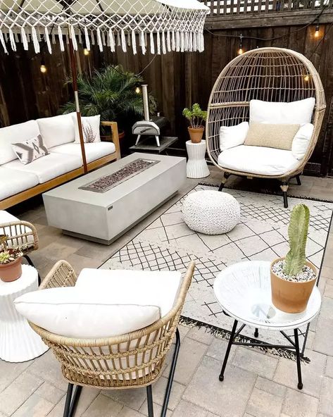 A boho modern style outdoor living room. Whether you are hanging solo or hosting a dinner party, these seating ideas will help you make the most of your outdoor space. - garden ideas | garden design | outdoor living | backyard patio | tuin ideeen | buitenleven Outdoor Seating Ideas, Happy Friyay, Seating Ideas, Cozy Patio, Fire Pit Seating, Entertainment Area, Outdoor Couch, Patio Spaces, Patio Stones