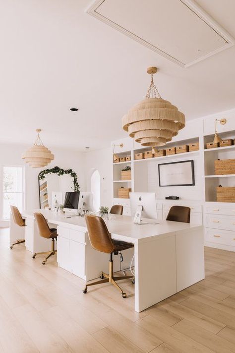 White Office Asthetic, Swanky Office Work Spaces, Beige Home Office Decor, Small Office Furniture Design, Light Bright Office Design, Home Office With White Furniture, White Office Inspiration, Office Decor Commercial, Modern White Home Office