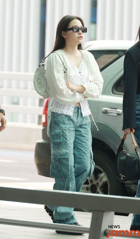 Red Velvet Outfit, Park Sooyoung, Kim Yerim, Style Finder, Incheon Airport, Airport Fashion, Velvet Fashion, Korean Idol, Incheon