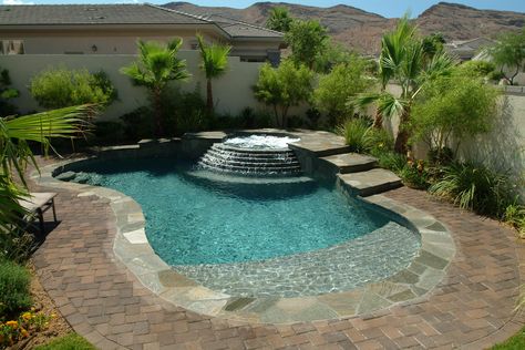 Small Swimming Pools: Get Inspiration - California Pools Spool Pool, Ideas De Piscina, California Pools, Kleiner Pool Design, Backyard Pool Design, Pools For Small Yards, Beach Entry Pool, Sunroom Decorating, Small Swimming Pools