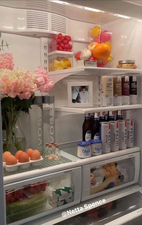 Organized Fridge Aesthetic, Wow Fridge, Decorate Fridge, Pretty Fridge, Aesthetic Fridge, Fridge Aesthetic, Dream Fridge, Fridge Ideas, Fridge Art