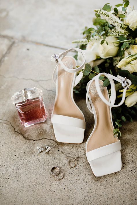 Flatlay Wedding Photos. Rocio Rivera Photography Bride Flatlay, Australian Wedding, Bride Getting Ready, Flat Lay Photography, Mexican Wedding, Bride Shoes, Photography Inspo, Wedding Bouquet, Decor Inspiration