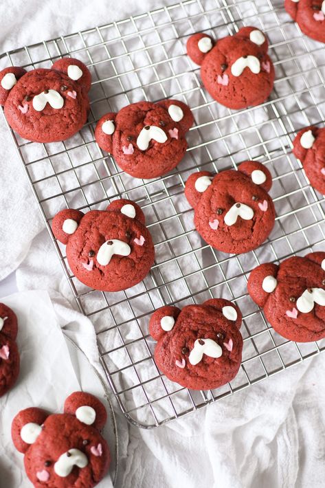 Cute, not too sweet, soft red velvet bear cookies decorated with melted chocolate. Perfect for red velvet lovers and holidays, especially during the winter or for Valentine's Day! Bear Shaped Cookies, Bear Cookies Decorated, Cookies Bites, Easy Icing Recipe, Kawaii Cookies, Valentines Recipes Desserts, Valentines Snacks, Velvet Cookies, Valentines Baking