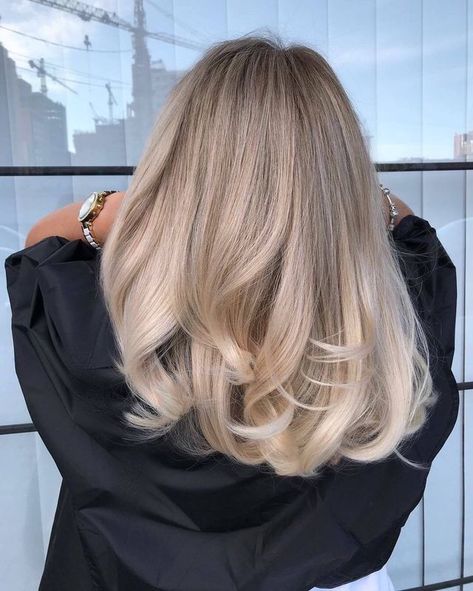 Wavy Bangs, Kadeřnické Trendy, Bleach Blonde Hair, Vlasové Trendy, Trending Topic, Honey Blonde Hair, Blonde Hair Inspiration, Blonde Hair Shades, Honey Hair