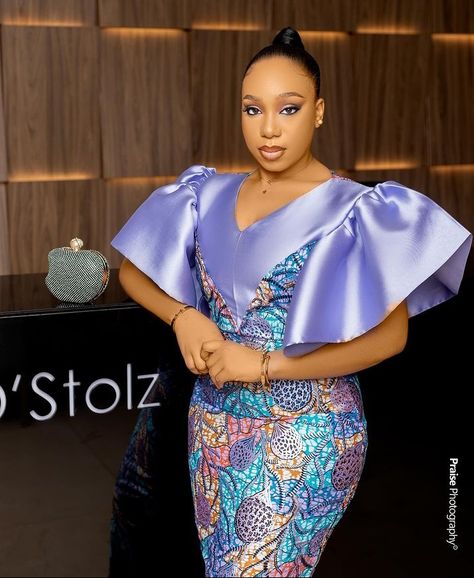 Gorgeous and classy styles you should see. - Stylish Naija African Shift Dress, Latest Lace Styles, Owambe Styles, Women Talking, Stylish Naija, Mama Africa, African Prom Dresses, Short African Dresses, Lace Gown Styles