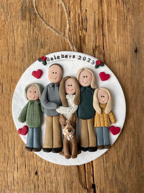 Diy Christmas Family Ornaments, Clay People Easy, Clay Picture Frames, Family Portrait Christmas, Newburgh Ny, Clay People, Family Tree Project, Ceramic Christmas Decorations, Family Ornaments