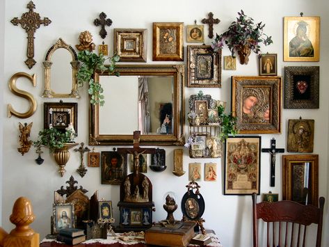 Home Altar Catholic, Spanish Home Decor, Catholic Decor, Prayer Corner, Apartment Makeover, Religious Wall Decor, Home Altar, Dream House Decor, Front Room