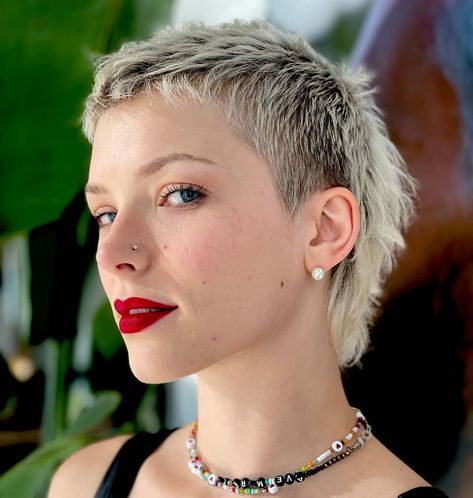 Platinum Short Pixie Mullet Red Pixie Mullet, Colorful Highlights Short Hair, Short Pixie Mullet Haircut For Women, Super Short Mullet Women, Pixie Punk Haircut, Short Mohawk Women, Short Punk Haircuts For Women, Edgy Short Hair Pixie, Buzzed Mullet