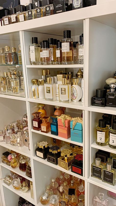 Cologne Storage, How To Organize Perfumes On Dresser, Shelf Solutions, Perfume Collection Display, Profumo Victoria Secret, Koleksi Parfum, Perfume Organizer, Perfume Storage, Eksterior Modern