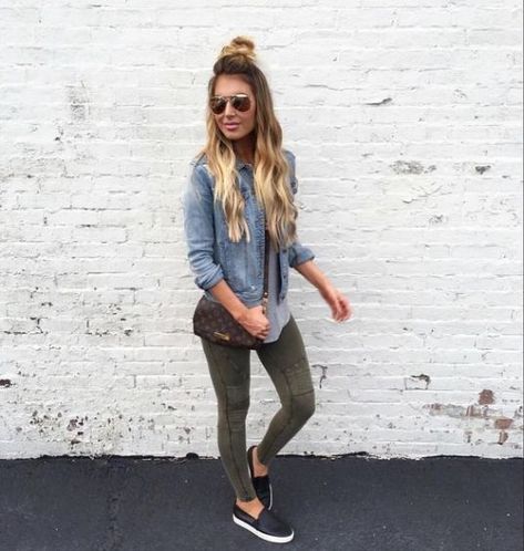 Here are our favorite ways to pair a jean jacket with leggings. We love being able to take something so versatile and make it into whatever we want! #jeanjacket #jeanjacketoutfit #leggingsoutfit Cute Outfits With Leggings, College Outfit, Outfit Chic, Cute Leggings, Leggings Outfit, Green Leggings, Legging Outfits, Mode Casual, Mode Chic