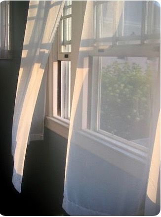 An Open Window, Lev Livet, Fresh Farmhouse, Loft Interior, Estilo Tropical, White Curtains, Window View, Open Window, Through The Window