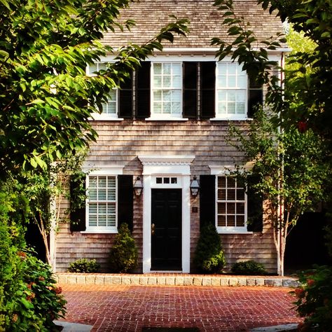 Adorable Shake Colonial Cottage. (THE COLONIAL ~ East Coast Born & Bred) Colonial Cottage, Black Shutters, Tiny Cottage, Lake Oswego, Pool Design, Style At Home, Pretty House, Coastal Living, Historic Homes