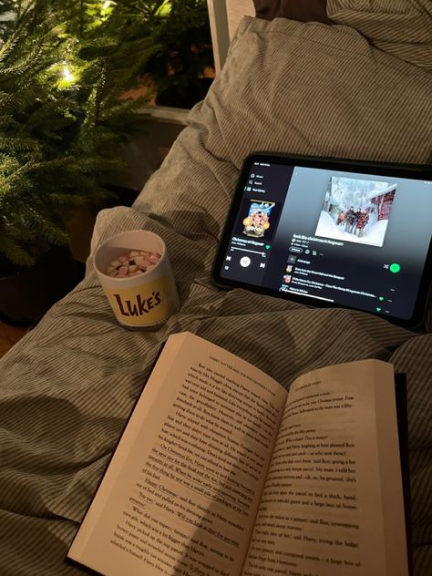 Hot Chocolate Aesthetic, Winter Hot Chocolate, Winter Core, Mug Of Hot Chocolate, Ber Months, Book Photography Instagram, Rainy Morning, Reading Aesthetic, Vibe Check