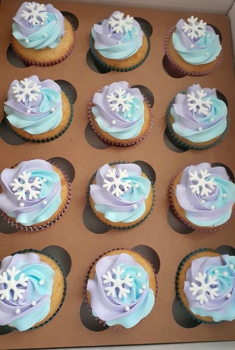 Frozen Theme Cake Ideas, Anna And Elsa Cupcakes, Frozen Themed Birthday Cupcakes, Frozen Birthday Party Cupcakes, Elsa Cupcake Cake, Frozen Birthday Cupcake Ideas, Elsa Cupcakes Ideas, Frozen 2 Cupcakes, Frozen Cupcake Ideas