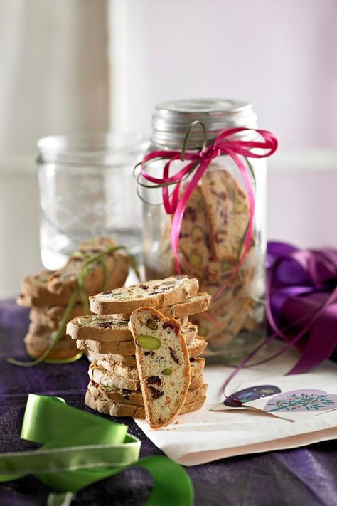 Not just great or reserved for the festive season. Make a sleigh-load of these crispy Italian-inspired goodies, packed with cranberries and pistachios. Keep them on hand to dunk into your coffee or tea. But be mindful that you'll need to freeze this overnight! Christmas Biscotti Recipe, Xmas Food Gifts, Christmas Biscotti, Christmas Baking Gifts, Edible Christmas Gifts, Best Edibles, Homemade Food Gifts, Christmas Gifts To Make, Christmas Food Gifts