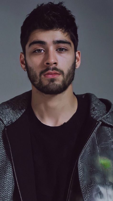 Zayn Malik Double Ear Piercing Men, 2x2 Picture, Double Ear Piercing, Zayn Malik Photoshoot, Piercing Men, Zaddy Zayn, هاري ستايلز, Zayn Malik Hairstyle, Zayn Malik Video