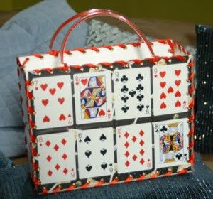 Make This! Playing Card Purse - Cathie Filian & Steve Piacenza Laminate Crafts, Playing Card Crafts, Make This, 브로셔 디자인, Playing Cards Art, Card Purse, Vegas Baby, Recycled Fashion, Atlantic City