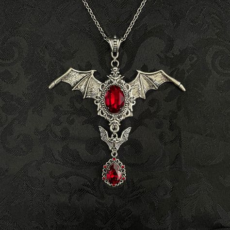 Vampire Jewelry Aesthetic, Collares Dark, Victorian Goth Vampire, Vampire Accessories, Dark Accessories, Vampire Stuff, Vampire Necklace, Vampire Jewelry, Necklaces Red