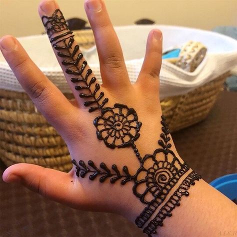 Beautiful Mehndi Designs for Kids Small Mahendi Design Back, Children Henna Design, Small Hands Mehndi Design For Kids, Mehandi Designs For Small Kids, Small Henna Designs For Kids, Small Baby Mehndi Design, Mahendi For Kids Girl, Small Girl Mehndi Design, Baby Mehendi Designs Hands