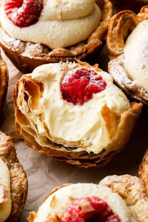 puff pastry tarts filled with bavarian cream Cream Filled Pastries, Bavarian Cream Pie Recipe, Bavarian Desserts, Bavarian Cream Dessert, Pastry Photography Styling, Pastry Puff Recipes, Fancy Pastry, Pastries Aesthetic, Pastry Photography