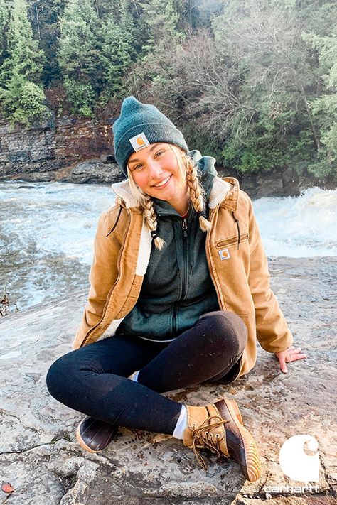 Cold Weather Hike Outfit, Hiking Outfit Autumn Women, Hiking Autumn Outfit, Spring Hiking Outfits For Women, Pnw Outfit Fall, Autumn Hike Outfit, Outdoor Professional Outfit, Alaska Outfits Spring, Modest Hiking Outfit Summer