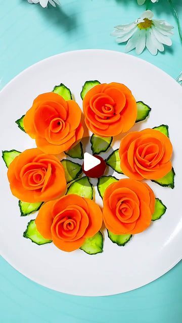 Veggie Decorations Food Art, Food Garnish, Veggie Art, Vegetable Decoration, Fruit Platter Designs, Amazing Food Hacks, Culinary Cooking, Decorações Com Comidas, Amazing Food Decoration