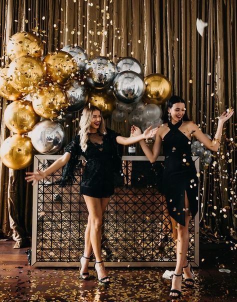 Girls Night Christmas, Anniversaire Diy, Gatsby Themed Party, Gatsby Theme, Christmas Dinner Party, Night Christmas, Silver Party, Christmas Balloons, Gold Girl