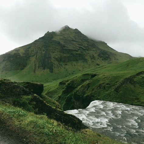 Hijau Mint, Yennefer Of Vengerberg, Green Mountain, Nature Aesthetic, Pretty Places, Green Aesthetic, Mother Earth, Outlander, Beautiful World