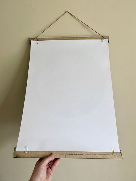 Diy Wood Hanging Frame, Poster Hanging Ideas Diy, Diy Wood Hanger, How To Make A Poster Frame, Diy Poster Frame Ideas, Hanging Canvas Prints, Diy Hanging Frame, Diy Magnetic Poster Hanger, Poster Hanging Ideas Display