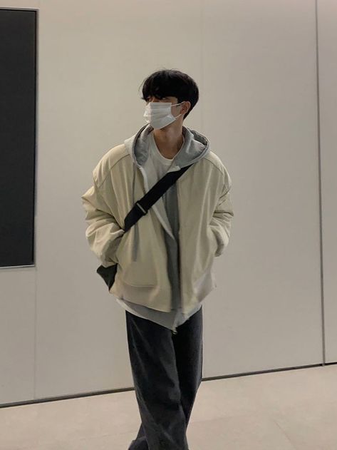 Uniqlo Aesthetic, Uniqlo Men Outfit, Korean Street Fashion Mens, Boy Streetwear, Uniqlo Outfit, Fall Aesthetic Outfit, Fall Outfits Korean, Asian Men Fashion, Uniqlo Men