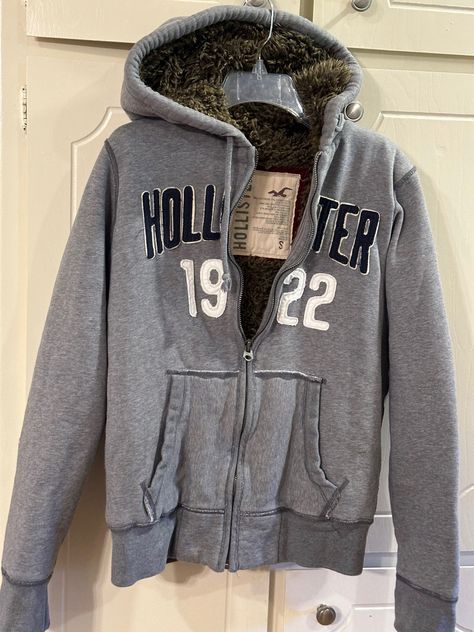 Good condition. Heavy acrylic lined, hooded, zip front sweat shirt. Size S Hollister Zip Up Hoodie, Fitted Zip Up, Midwest Aesthetic Outfit, Y2k Wardrobe, Hollister Outfit, Graphic Zip Up Hoodies, Hollister Clothes, Hollister Sweatshirt, Aeropostale Hoodies