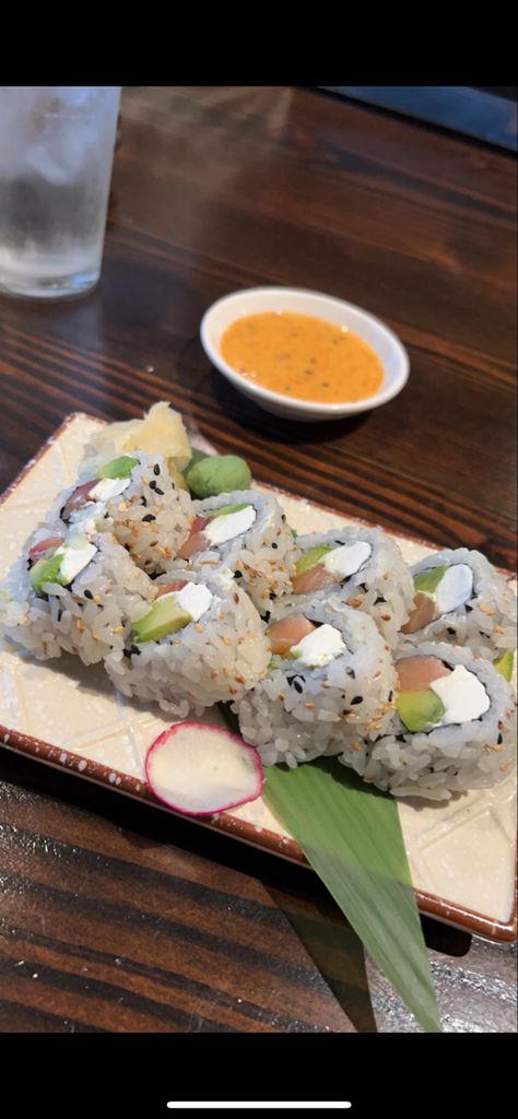 Sushi Philadelphia roll Philadelphia Roll Sushi, Philadelphia Roll, Sushi Rolls, Aesthetic Food, Good Eats, Healthy Food, Philadelphia, Good Food, Rolls