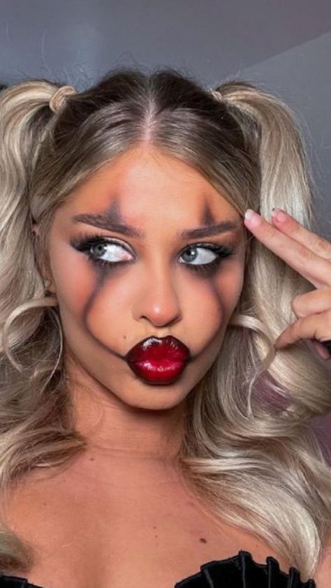 halloween make-up inspo Black Clown Halloween Costume, Scelotin Makeup Tutorial, Halloween Vampire Makeup Easy, Clown Costume Hair, Halloween Quick Costumes, Clown Halloween Makeup Easy, Halloween 2024 Makeup, Last Minute Makeup Halloween, Easy Halloween Makeup Vampire