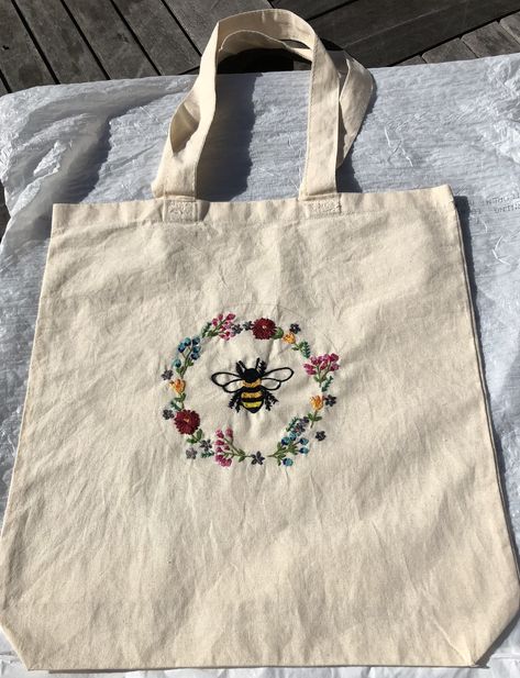 Bee Wreath, Embroidered Tote Bag, Embroidered Tote, Embroidery Bags, Hand Embroidery Art, Sewing Embroidery Designs, Embroidery Craft, Hand Embroidery Patterns, Embroidery Inspiration