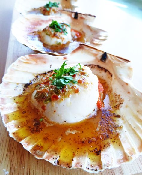 Chilli Butter Scallops LinsFood Butter Scallops Recipe, Scallops In Shell, Scallop Starter, Classic Christmas Recipes, Butter Scallops, Scallops Recipe, Jelly Shots, Warm Salad, Stuffed Shells Recipe