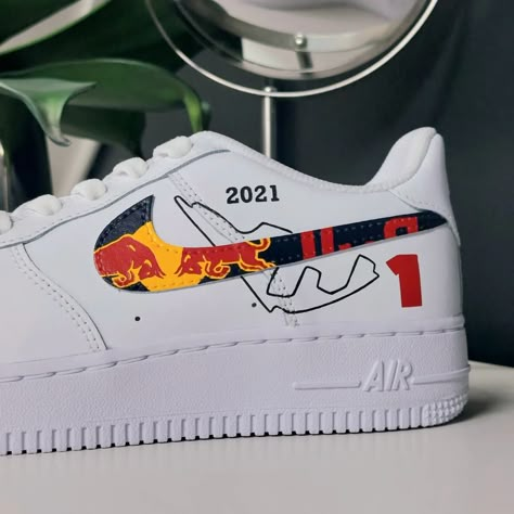 F1 Custom Shoes, Sneakers Painting Ideas, Custom Shoes Diy, Diy Sneakers, Painted Sneakers, Diy Kostüm, Custom Air Force 1, Aesthetic Shoes, Custom Nikes