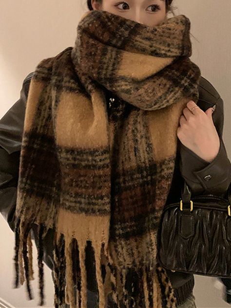 Cute Scarfs Winter, Big Scarf Aesthetic, Winter Scarf Aesthetic, Uni Wardrobe, Winter Fashion Scarf, Cute Scarves, Scarf Aesthetic, Trendy Scarves, Cute Scarf