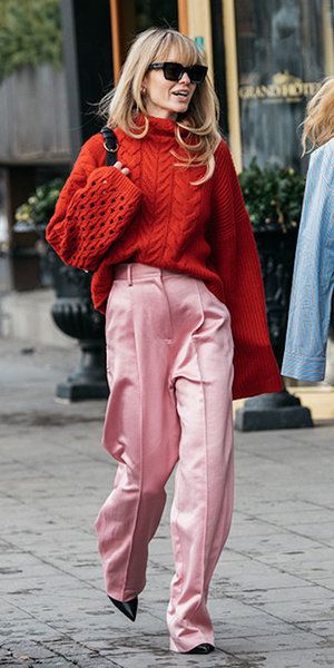 Mode Monochrome, Pink Pants Outfit, Outfits Quotes, Mode Jeans, Colour Blocking, Red Sweater, Club Style, Pink Pants, Mode Inspo