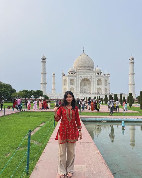 Photo Ideas - Pose Taj Mahal Photo Ideas, Taj Mahal Outfit Ideas, Taj Mahal Photo, King Palace, Girly Aesthetics, Ab De Villiers Photo, Desi Vibes, Ideas Pose, Ab De Villiers