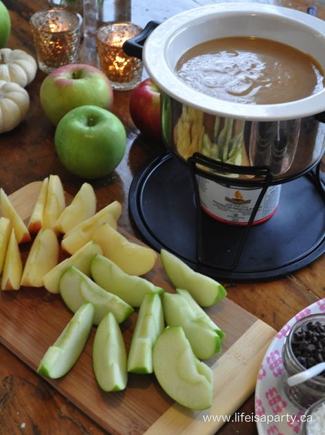 Caramel Apple Fondue: Easy and delicious caramel apple fondue recipe -perfect for caramel apple fans since it's easier to eat, and you can try all kinds of different topping combinations.  Your kids will love this! Carmel Fondue Recipe, Caramel Apple Fondue, Caramel Fondue, Oil Fondue, Carmel Recipe, Tempura Vegetables, Caramel Apples Homemade, Fondue Recipe, Fondue Party