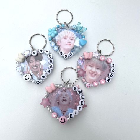 ✨ Bookseoksoon and Seungcheol/Jeonghan heart keychains ~ perfect for decorating pc holders, ring binders or bags  ~buy just one or a set for you and your besties! *please feel free to message us with any questions :) Seventeen Freebies Ideas, K-pop Freebies Ideas, K Pop Keychain, Kpop Concert Freebies, Concert Freebies Kpop Ideas, Kpop Freebies Ideas, Concert Freebies, Jeonghan Seungkwan, Freebies Kpop