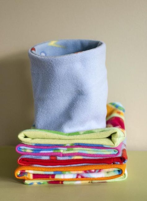 Fleece Sewing Projects, Fleece Crafts, Fleece Projects, Fleece Neck Warmer, Fleece Hats, Fleece Patterns, Sewing Fleece, Diy Scarf, Fabric Purses