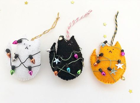 If you are looking for a quirky and unique decoration or a sweet stocking filler for this Christmas search no more! This cute cat in the Christmas lights felt decoration is hand stitched and ready to bring a big smile on your face! Perfect for a cat lover gift! Choose your cat colour; available in white, black, grey and orange! These decorations are made to order; each of them is slightly different as handmade therefore unique! Diy Felt Christmas Tree, Quirky Christmas, Felt Crafts Christmas, Needle Felted Christmas, Cat Christmas Ornaments, Handmade Stocking, Christmas Cute, Decoration Originale, Craft Show Ideas