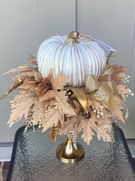 Harvest Table Decor, White Pumpkin Centerpieces, Halloween Pumpkin Crafts, Fall Pumpkin Centerpieces, Elegant Pumpkins, Fall Pumpkin Crafts, Fall Thanksgiving Wreaths, Halloween Centerpiece, Halloween Crafts Decorations