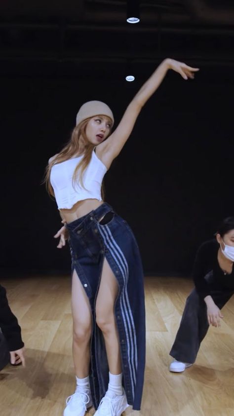 Lisa Money Outfit Inspired, Lisa Practice Outfit, Lisa Jeans Outfit, Lisa Dance Outfit, Lisa Dance Practice Outfit, Lisa Money Outfit, Lisa Outfits Casual, Blackpink Outfit Inspired, Lisa Dance Practice