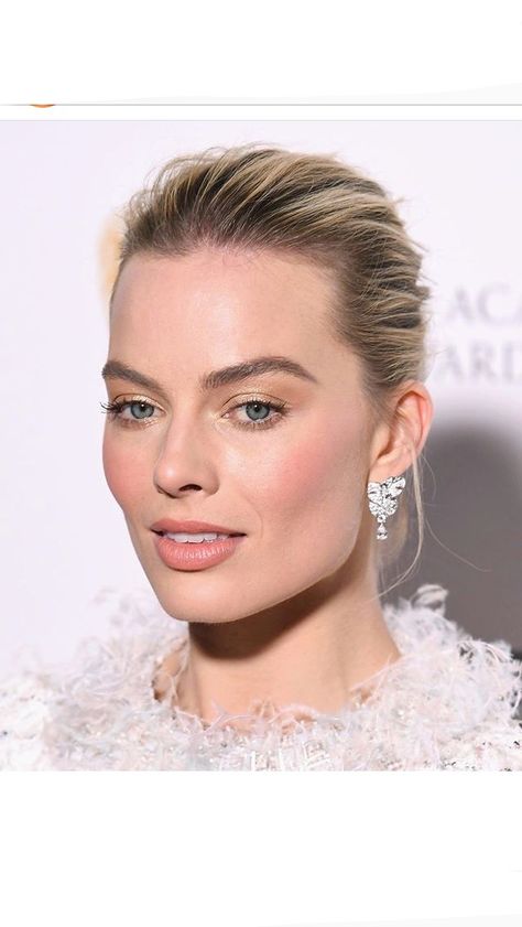 Margot Robbie Low Bun, Margot Robbie Makeup, Celtic Women, Flawless Base, Eye Brows, Graduation Makeup, Dramatic Makeup, Flawless Foundation, Braut Make-up