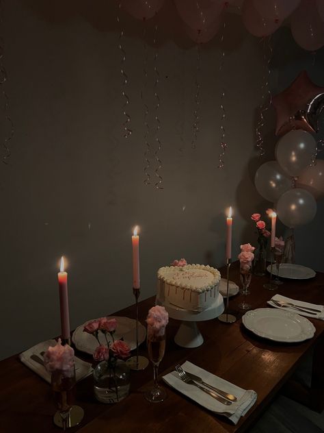 Bday Set Up Ideas, Minimalist Birthday Aesthetic, Cute Small Birthday Party Ideas, Classy Bday Decor, Cute Birthday Set Up, Girly Birthday Party Aesthetic, Birthday Apartment Decorations, Simple Bday Decorations At Home, Small Home Birthday Party Ideas