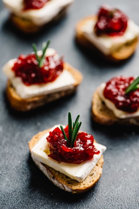 These cranberry brie bites are an easy, fun, and gorgeous cocktail party appetizer, and your guests will love them! Brie and cranberries are natural companions, and these cute little appetizer toasts are a seriously tasty combination of sweet, tart, and salty. They're vegetarian, make ahead friendly, and stress free! These cranberry brie bites are the perfect sweet and savory addition to your cocktail party menu. #appetizer #brie #christmas #vegetarian #snack Appetizer Toasts, Appetizers For Party Easy, Cranberry Brie Bites, Cocktail Party Appetizers, Cranberry Brie, Brie Bites, Christmas Cocktail Party, Cocktail Party Food, Cocktail Sauce